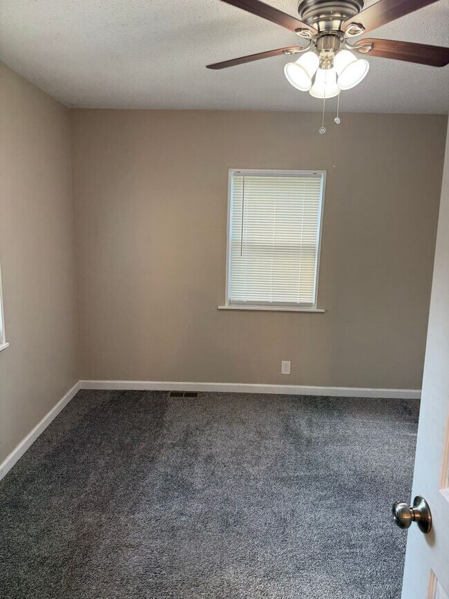 Building Photo - Move in Ready!