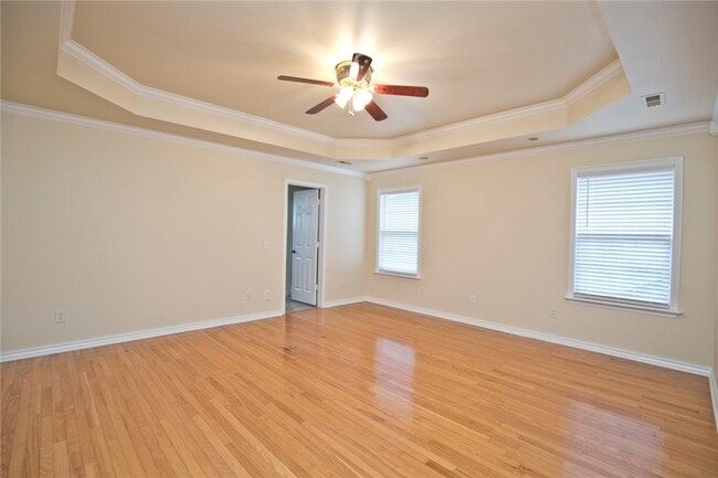 Building Photo - 402 NE Shasta Ct