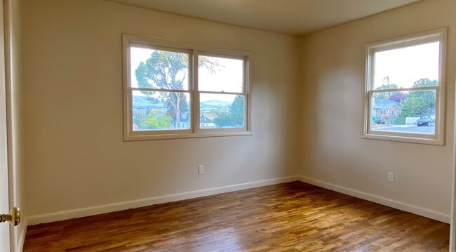 Building Photo - Freshly Updated Duplex Unit