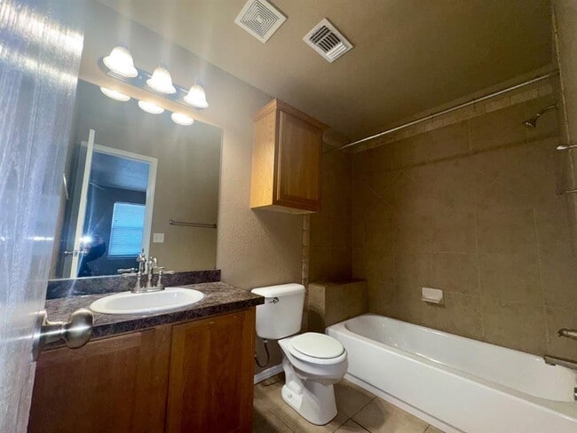 Building Photo - 421 Sterling Pointe Way