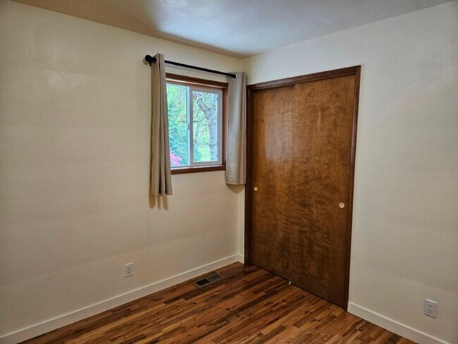 Building Photo - 3Bd/2Ba Single Story House - For Viewing!