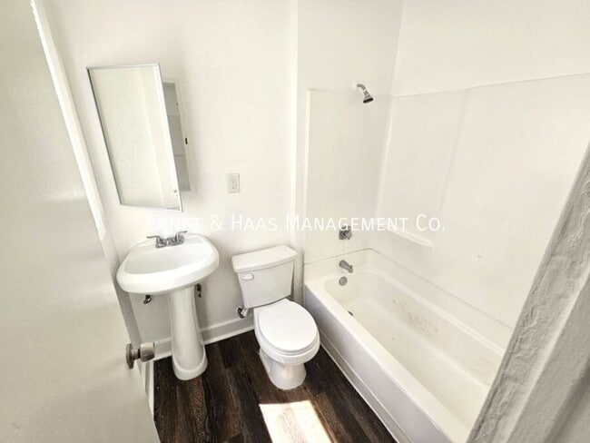 Building Photo - 1306 E Hellman St