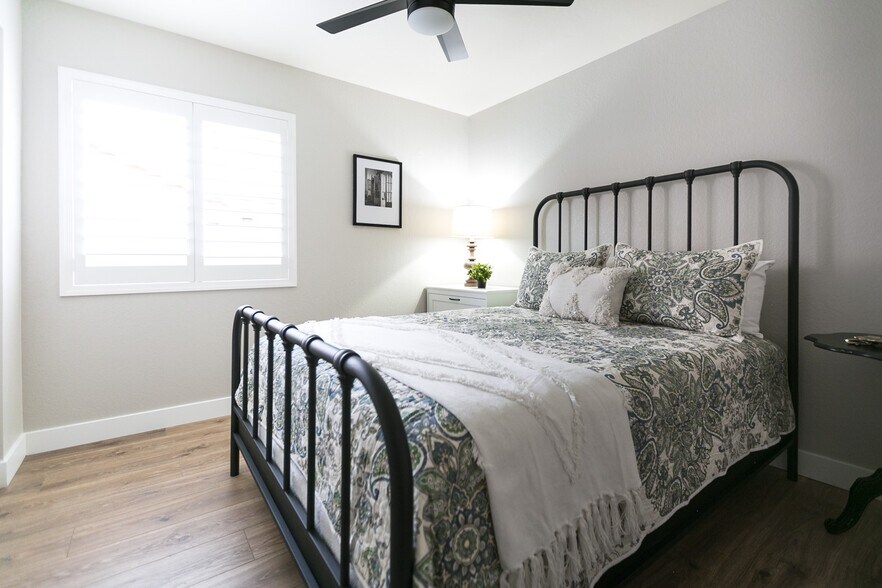 3rd Bedroom Queen Bed - 413 E Harwell Rd
