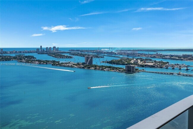 Building Photo - 700 NE 24th St