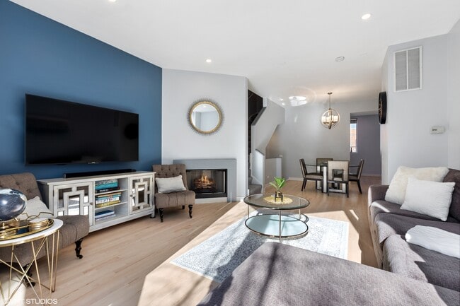 Building Photo - 1240 W Cottage Pl