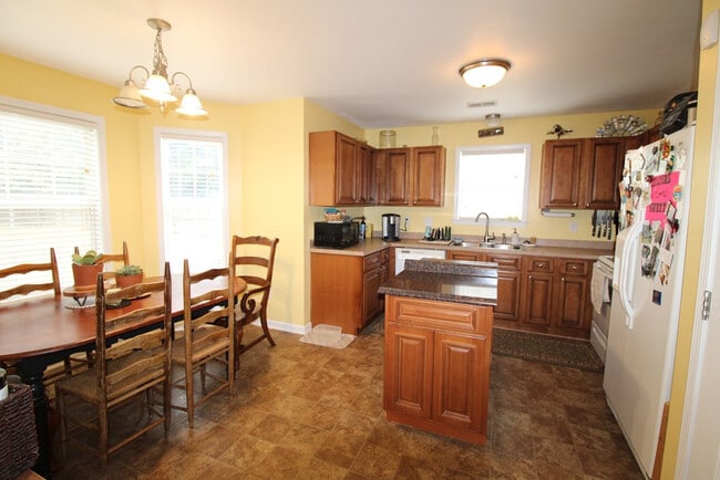 Building Photo - 1425 Mayfield Dr