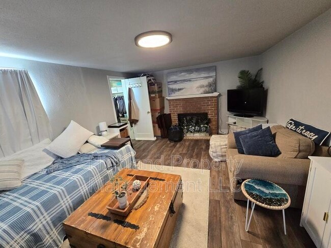 Building Photo - 1160 1/2 NE Lake St