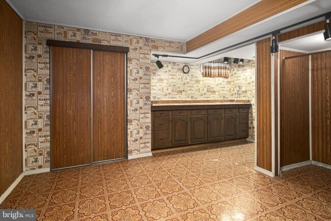 Building Photo - 2514 S Walter Reed Dr