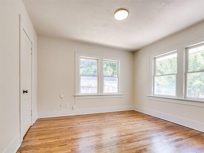 Building Photo - 316 N University Blvd