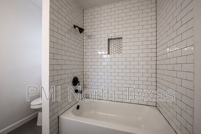 Building Photo - 8880 Woodstream Dr