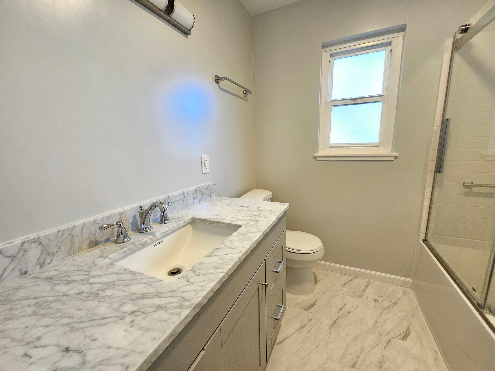 Building Photo - 819 Linden Ln