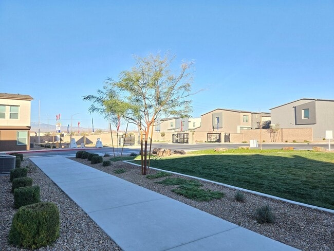 Building Photo - Kalea Trails Gated Cosmos Garden