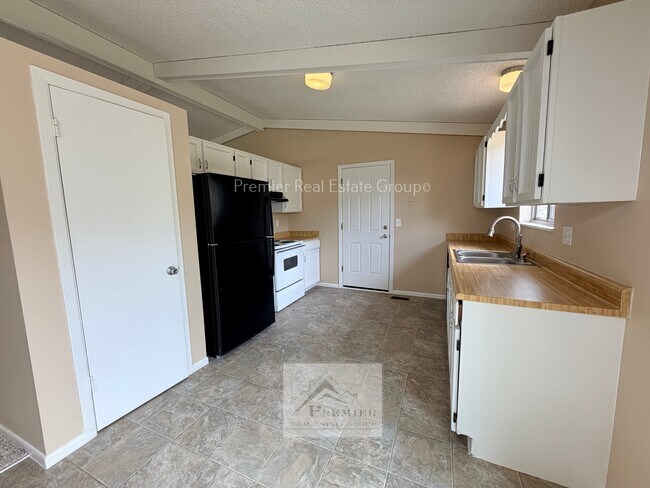 Building Photo - 6156 Del Paz Dr