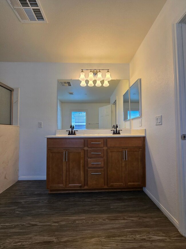 Building Photo - A Fabulous 5 Bedroom Home in Henderson