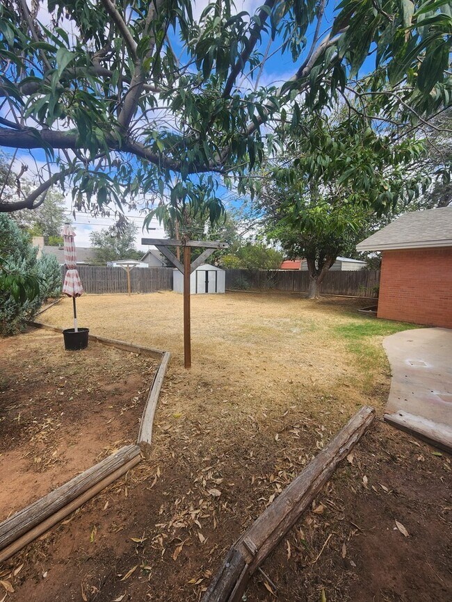Building Photo - 3 bed 2 bath home, 2 car garage