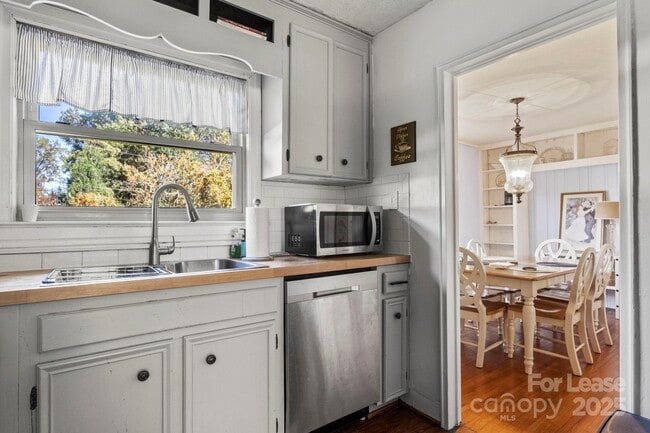 Building Photo - 2917 Forest Park Dr