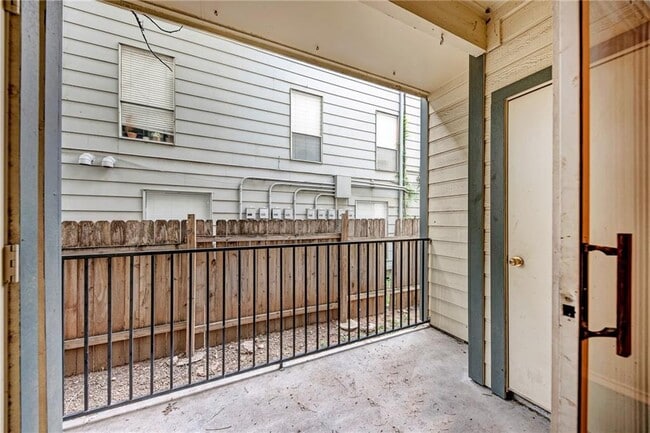 Building Photo - 914 W 26th St