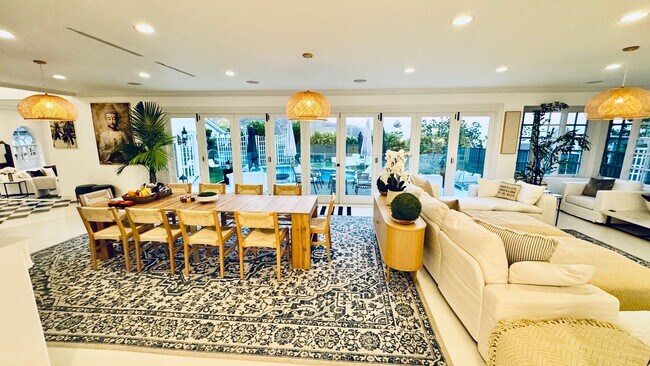 Building Photo - 1423 Floresta Pl