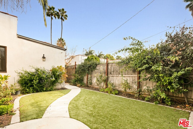 Building Photo - 637 N Alta Vista Blvd