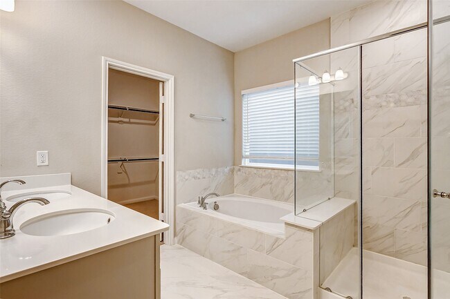 Building Photo - 2165 Woodland Pine Dr