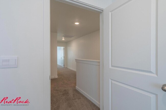 Building Photo - Dog Friendly! 3 Bedroom 2 Bathroom Townhome in Long Valley.