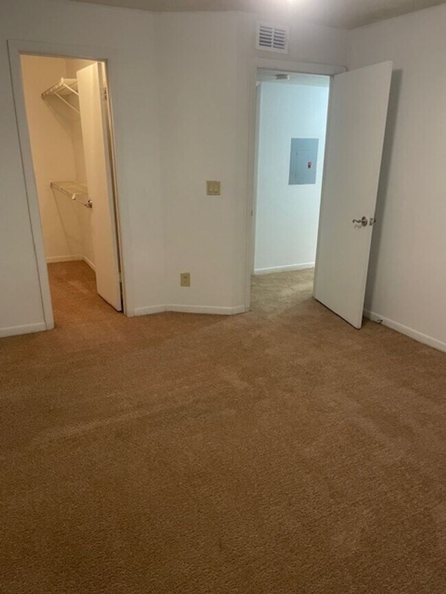 Building Photo - One bedroom condominium