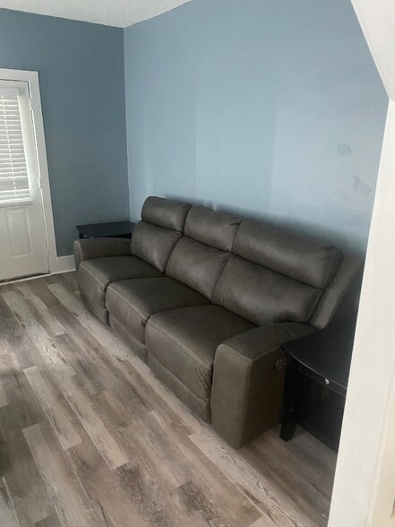 Building Photo - 2000 Carnes Ave