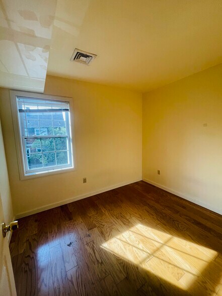 Building Photo - 34 Raymond St