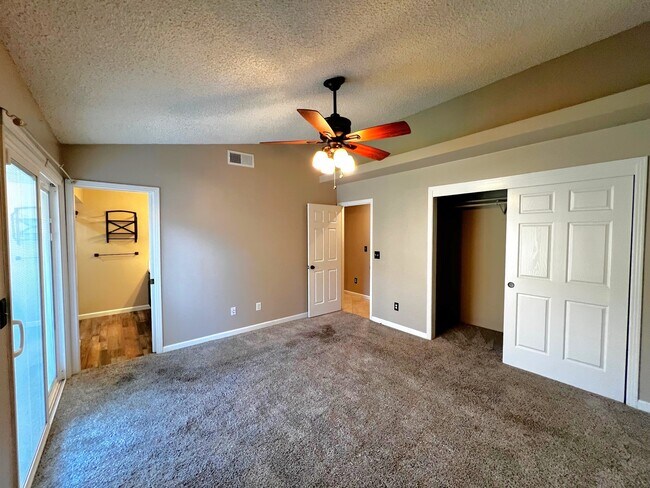 Building Photo - 516 Sun Rose Ave