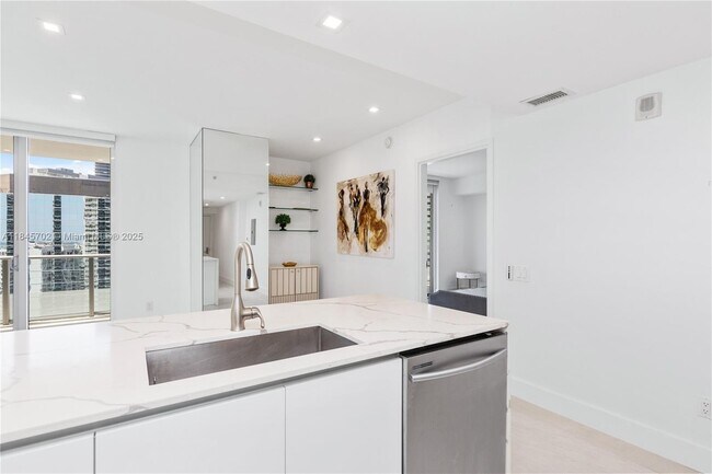 Building Photo - 1300 Brickell Bay Dr