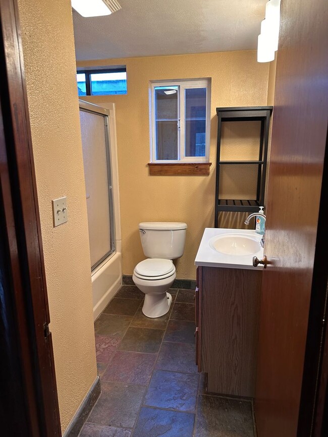 Building Photo - Sunny Fieldbrook 2 Bedroom House – Cat Friendly