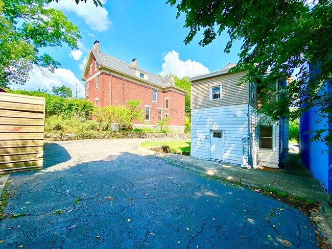 Building Photo - 5 bedroom /2 bath Mins. from UC for $750/pp ($3750/mo)! Off-Street Parking included!