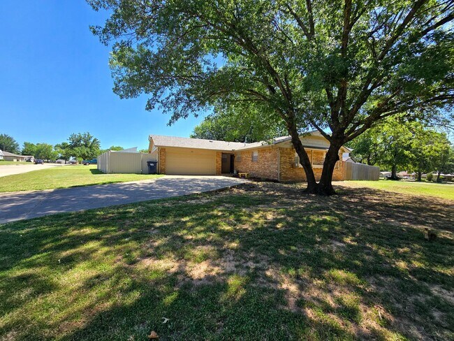 Building Photo - 3 Bed 2 Bath 2 Car Garage in Shawnee!