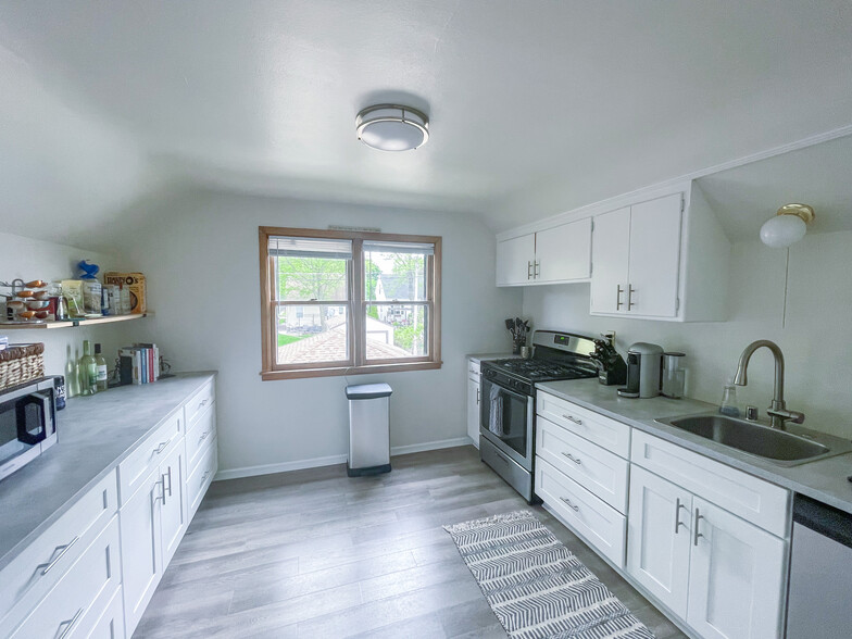 Building Photo - 139 S 72nd St
