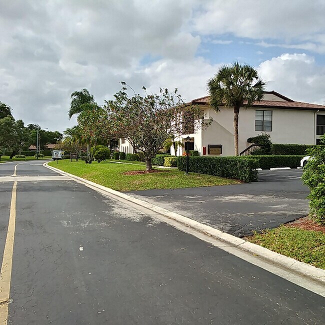 Building Photo - 8045 Eastlake Dr