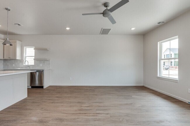Building Photo - Urban living in Edmond