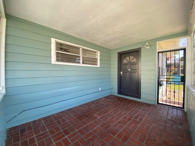 Building Photo - Adorable Beachside Bungalow!