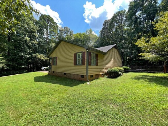 Building Photo - Wonderful ranch with inground pool!