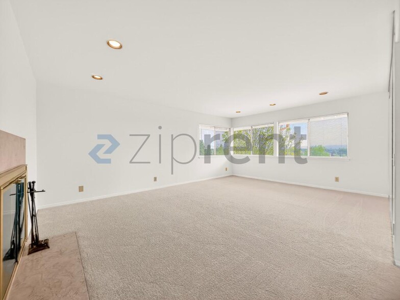 Building Photo - Unit
