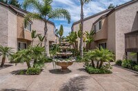 Building Photo - 2 bedroom, 2 bath top floor condo in La Jolla