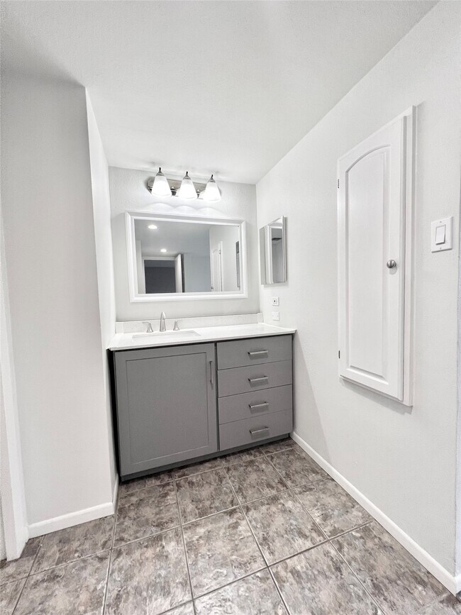 Building Photo - 2016 Main St