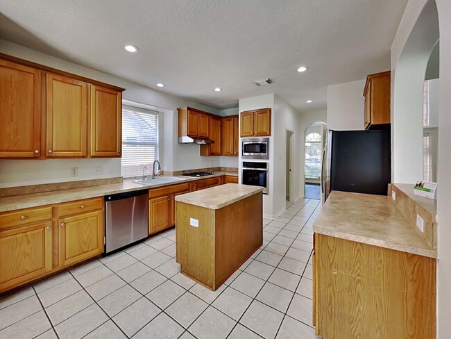 Building Photo - 1120 Sunset Lakes Dr