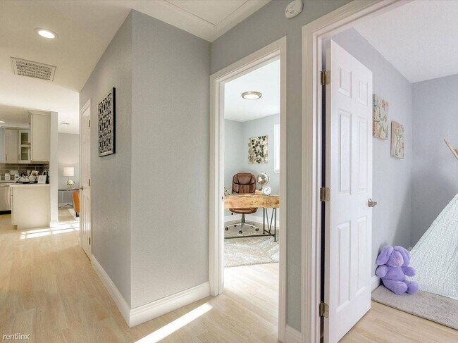 Building Photo - 4836 Serra Ave