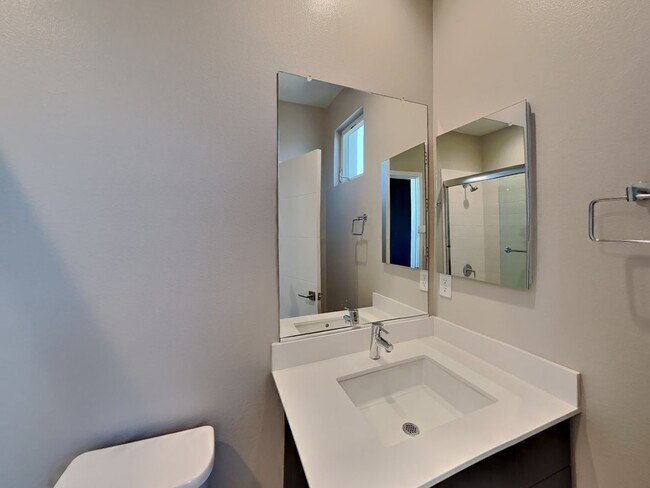 Building Photo - Prescott Townhouse 2/2.5 Available Now!