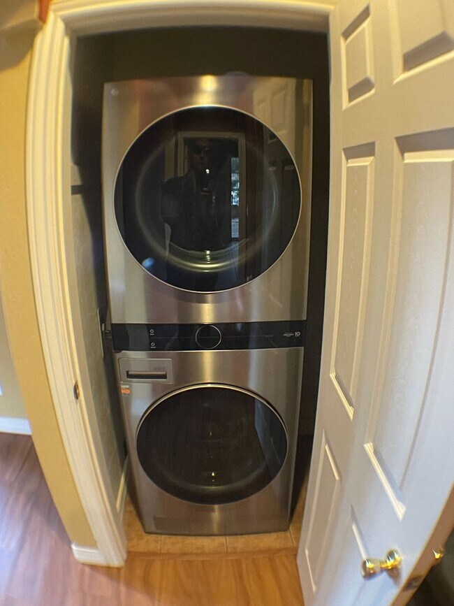 Building Photo - AVAILABLE NOW! | Townhouse in University h...