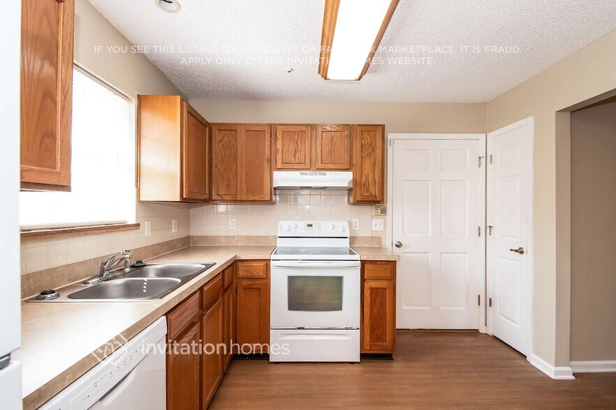 Building Photo - 7761 Pikes Peak Dr