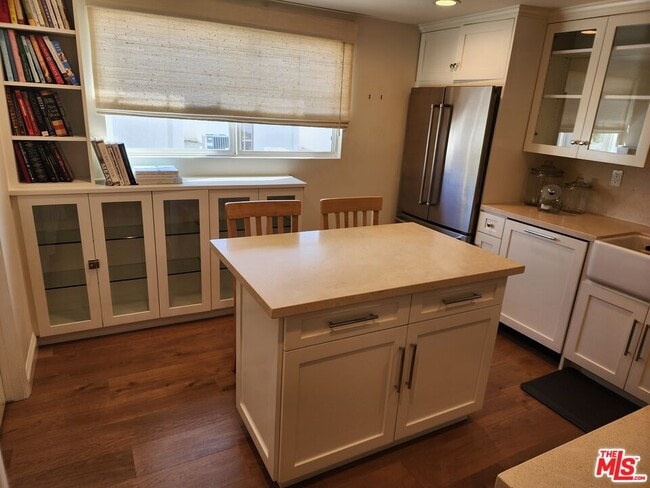 Building Photo - 1546 Palisades Dr