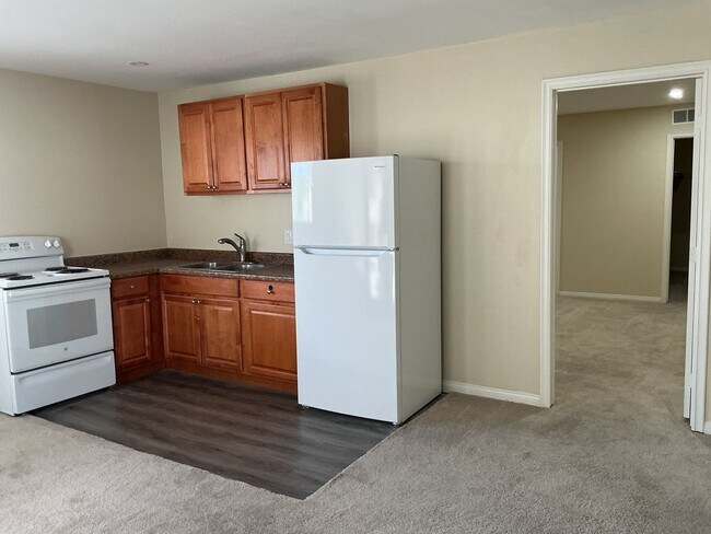 Building Photo - Los Caballeros #001