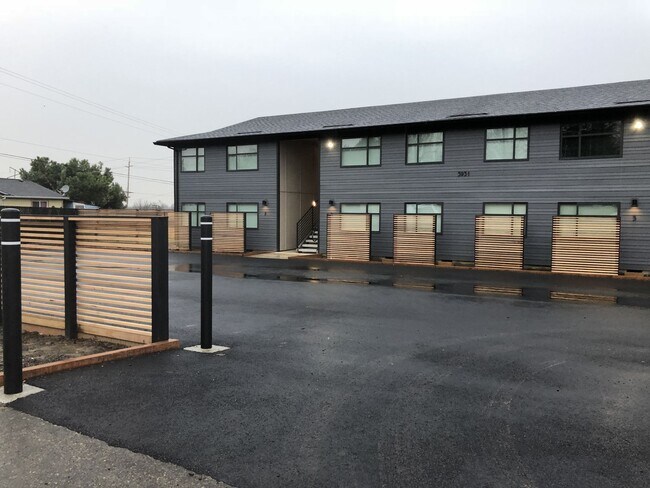 Building Photo - Like New Modern 2BD First Floor New Hardwo...