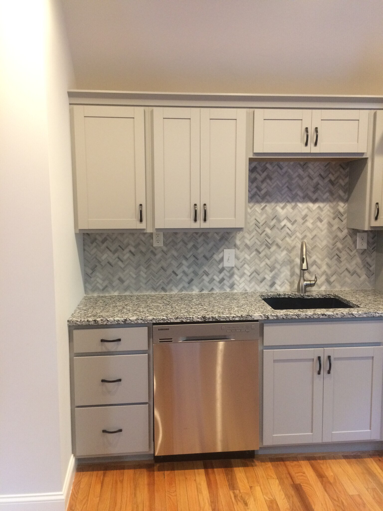 Building Photo - 10 Beehive Dr